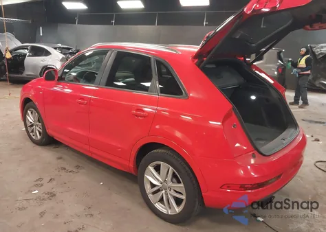 2018 Audi Q3 2.0T Premium/2.0T Sport Premium z USA, uszkodzony, nr VIN WA1ECCFS1JR002015
